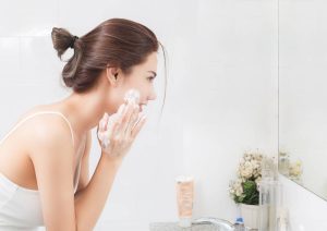 Làm sạch da là một bước quan trọng trong quá trình chăm sóc da sau điều trị nám