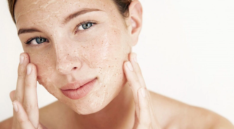 Tẩy tế bào chết là bước quan trọng trong chăm sóc da mặt mùa xuân, giúp loại bỏ lớp da sần sùi và kích thích tái tạo tế bào mới