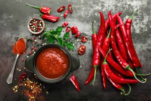 Thực phẩm cay nóng và dầu mỡ có thể gây rối loạn nội tiết tố, kích thích sản xuất melanin