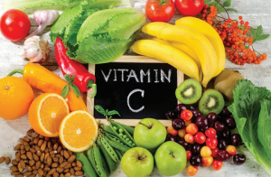 Vitamin C là chất chống oxy hóa mạnh, giúp ức chế sản xuất melanin, giảm nám và tàn nhang hiệu quả.